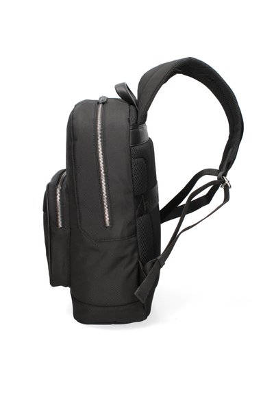 Sac à dos noir au design épuré, avec des fermetures éclair argentées, un rembourrage en maille sur les bretelles et une petite poche latérale pour le rangement.