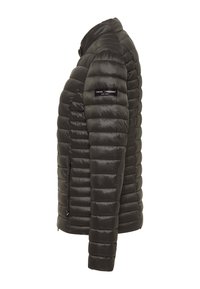 Zwarte gewatteerde jas met een strak figuur, voorzien van gestikte secties, ritszakken aan de zijkanten en een logo patch op de linkermouw.