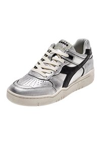 Scarpa da atletica argento e nera con una parte anteriore perforata, lacci piatti e suola ammortizzata. Presenta un upper metallico testurizzato e il logo del marchio.