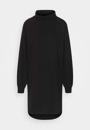 Robe à col roulé noire à manches longues avec un ourlet incurvé et des poignets côtelés, présentée sur un fond blanc uni.