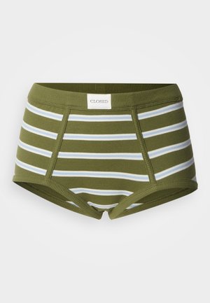 Zaļi un balti svītrains kokvilnas bokseršorti ar elastīgu jostu un nelielu etiķeti "CLOSED" aizmugurē.