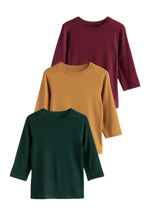 Drei Langarmshirts in Dunkelgrün, Senfgelb und Burgunderrot, die über eine gerippte Textur und runde Ausschnitte mit Schulternähten verfügen.