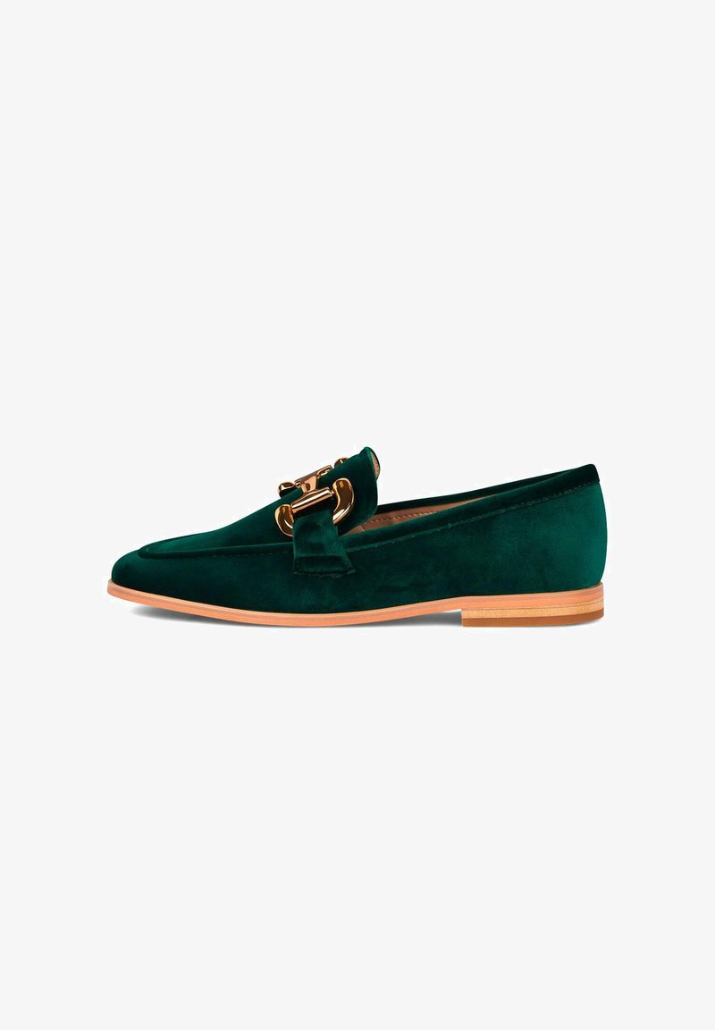 Mocassino in velluto verde scuro con suola marrone chiaro e fibbia decorativa in tono oro sulla parte superiore, mostrato di profilo su sfondo bianco.