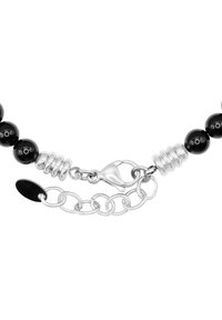 Collana con perline che presenta perline nere e anelli in catena argentata, con chiusura a gabbiano e accenti a spirale argentata alternati.
