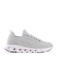 Baskets de sport gris clair avec une tige en tricot, un design en maille respirante et une épaisse semelle blanche dotée de rainures découpées pour l'absorption des chocs.