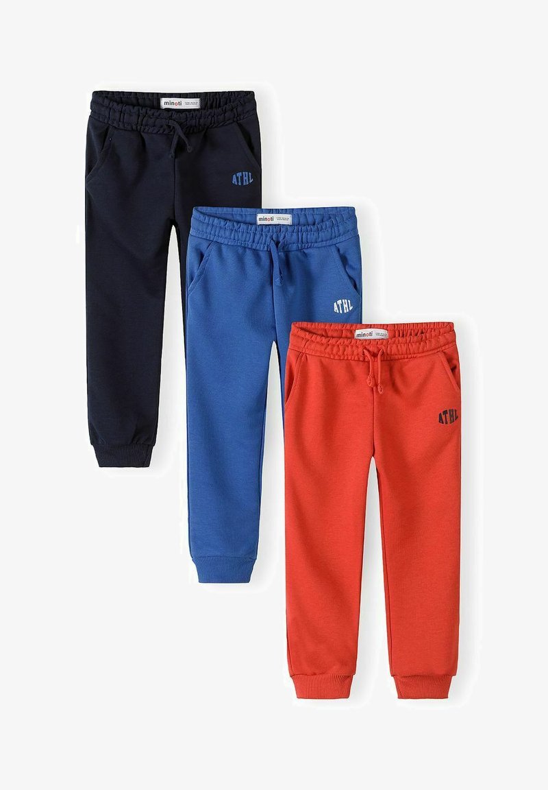 Trois pantalons de jogging pour enfants, en noir, bleu et rouge, avec ceintures élastiques, cordons de serrage, poches latérales et l'inscription "ATHL" sur la cuisse.