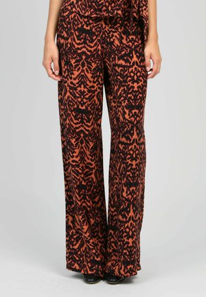 Pantalons larges avec un motif orange et noir, fabriqués en tissu léger, présentant un design texturé et une coupe décontractée.