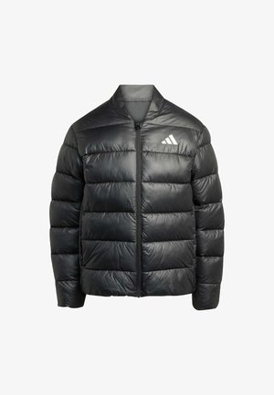 Černá péřovka se zipem vpředu, obsahující prošívané části a kulatý límec. Na levé části hrudi je bílé logo.