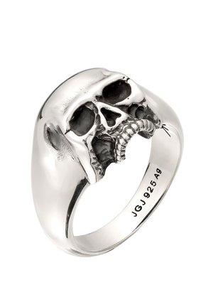 Silberring mit detailliertem Totenkopf-Design oben und "JGJ 925 Ag" Gravur innen im Ring.