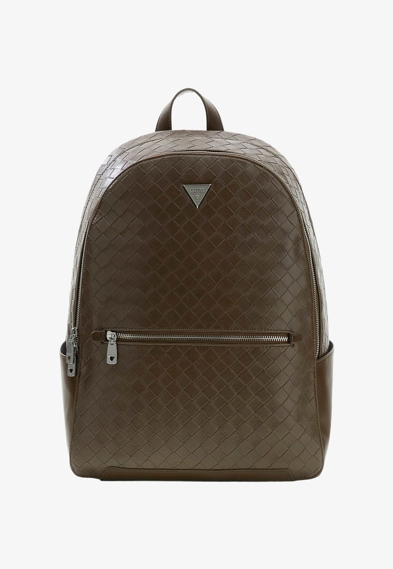 Sac à dos en cuir marron avec une texture tissée, poche avant zippée, poches latérales, poignée supérieure et curseurs de fermeture éclair argentés.