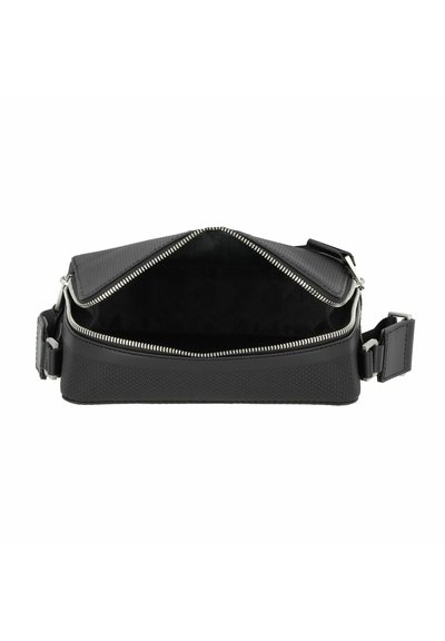 Sac synthétique noir avec un extérieur texturé, fermeture éclair argentée et bandoulière ajustable. L'intérieur est sombre avec un motif géométrique subtil.