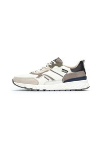 Zapatillas con parte superior de malla y ante en beige y blanco, con acentos en gris y azul marino, suela texturizada y detalles de costura en contraste.