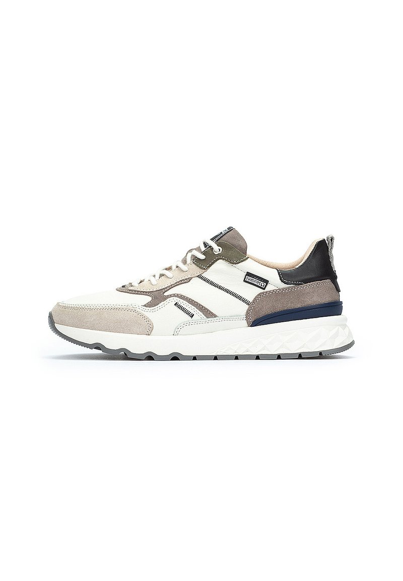 Zapatillas con parte superior de malla y ante en beige y blanco, con acentos en gris y azul marino, suela texturizada y detalles de costura en contraste.