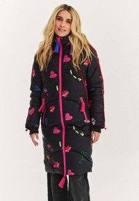 Černý péřový kabát s barevnou výšivkou srdcí a očí, s předním zipem a šňůrkami na stažení. Navržený pro teplo a styl.