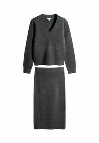 Pull en tricot gris foncé avec un col en V et des manches longues, associé à une jupe assortie longueur genoux. Texture douce, design minimaliste.