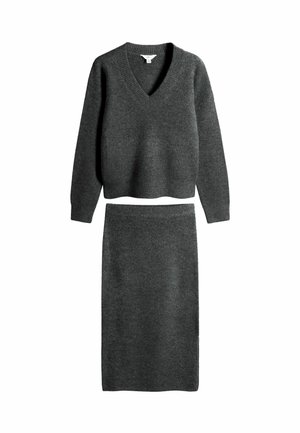 Mørkegrå strikket sweater med V-hals og lange ærmer, der er parret med en matchende knælang nederdel. Blød tekstur, minimalistisk design.