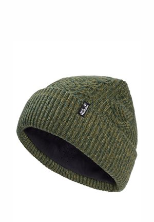 Cappello a berretto verde in maglia con bordo a coste e fodera interna in pile, con una piccola etichetta del marchio Jack Wolfskin sul lato.
