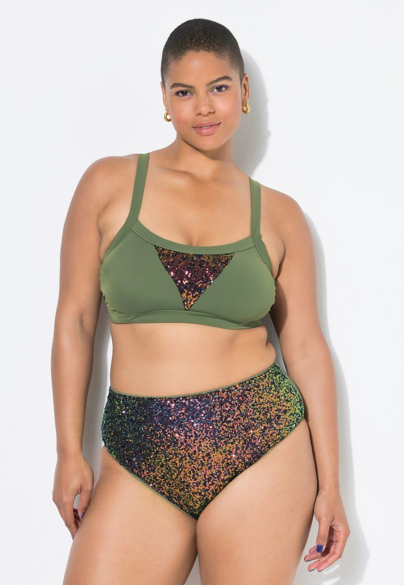 Olivově zelený bikini top s trojúhelníkovým akcentem z flitrů; vysoké kalhotky s ombre vzorem flitrů přecházejícím od zelené k fialov�é.