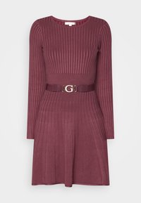 Robe en maille bordeaux avec manches longues, texture côtelée, et large ceinture à boucle dorée en forme de "G" à la taille.