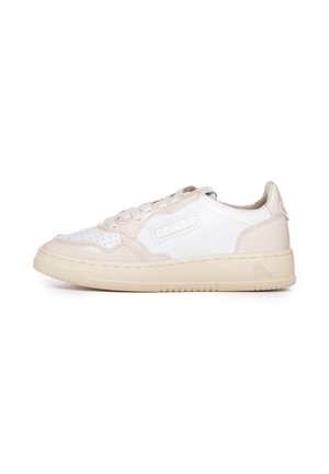 Baskets en cuir blanc et beige au design basse coupe, avec des accents perforés, des lacets plats et une semelle en caoutchouc texturée.