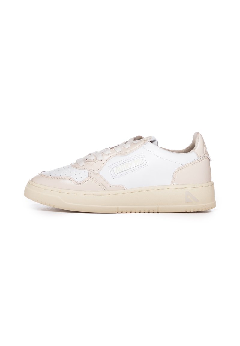Sneaker in pelle bianca e beige con design low-top, dettagli perforati, lacci piatti e suola in gomma testurizzata.