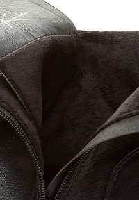 Čierna kožená obuv s viditeľným čiernym fleecovým podšívkou a čiastočne otvoreným zipsom.