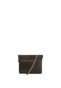 Bolso de cuero marrón con una solapa de ante, que cuenta con una correa de cadena plateada y una textura suave. Forma rectangular, diseño minimalista.