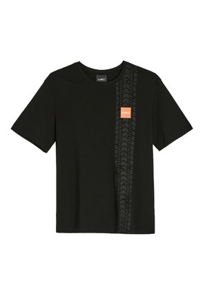 Czarna bawełniana koszulka z krótkimi rękawami, okrągłym dekoltem i szarym wzorem bieżnika opony po boku, z pomarańczowym logo.