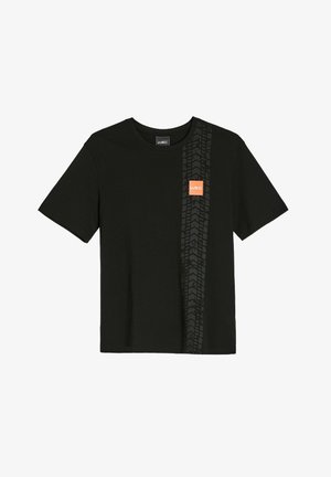 Czarna bawełniana koszulka z krótkimi rękawami, okrągłym dekoltem i szarym wzorem bieżnika opony po boku, z pomarańczowym logo.