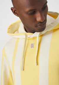 Nike Performance Mikina s kapucňou - topaz gold/coconut milk