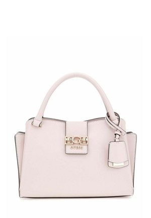 Sac à main rose clair en matériau lisse, doté d'un fermoir doré, d'un logo et d'une étiquette d'accent amovible. Forme structurée avec des poignées.