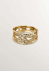 Anillo de metal dorado con un diseño trenzado que presenta detalles texturizados y espacios abiertos, mostrando un acabado suave y pulido.