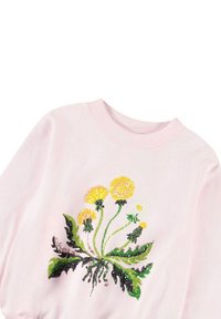 Vaaleanpunanen huppari, jossa on brodeerattu kukkasuunnitelma, jossa on keltaisia ja vihreitä voikukkia, ja joka on koristeltu kimaltelevilla yksityiskohdilla sekä ribbaamalla viimeistellyllä kauluksella.
