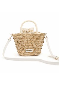 Bolso de paja tejido con una combinación de colores en marrón claro y crema, con detalles dorados, un interior de tela con cuerda ajustable y una correa de hombro blanca desmontable.