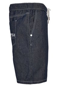 Shorts en denim bleu foncé avec une taille à cordon, des poches latérales et des détails de coutures blanches. Présentent un petit logo sur la poche arrière.
