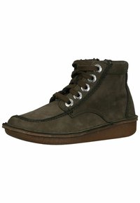 Botines de ante marrón con punta redonda, costuras en contraste, ojales de metal y cordones marrones. Suela de goma ligeramente elevada para mayor comodidad.