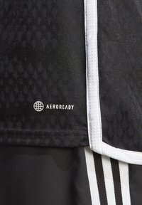 Tissu de sport noir AEROREADY avec un motif texturé, des accents blancs et un logo visible. Trois rayures noires le long du bord.