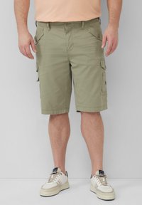 Olijfgroene cargoshorts met een rechte pasvorm, voorzien van meerdere zakken en een knoopsluiting, gemaakt van lichte katoenstof.