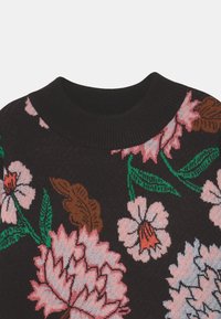 Sweter robiony na drutach z czarnym tłem, zdobiony kwiecistymi wzorami w odcieniach różu, bieli i zieleni, z prążkowanym dekoltem w kształcie łódki i teksturowym wykończeniem.