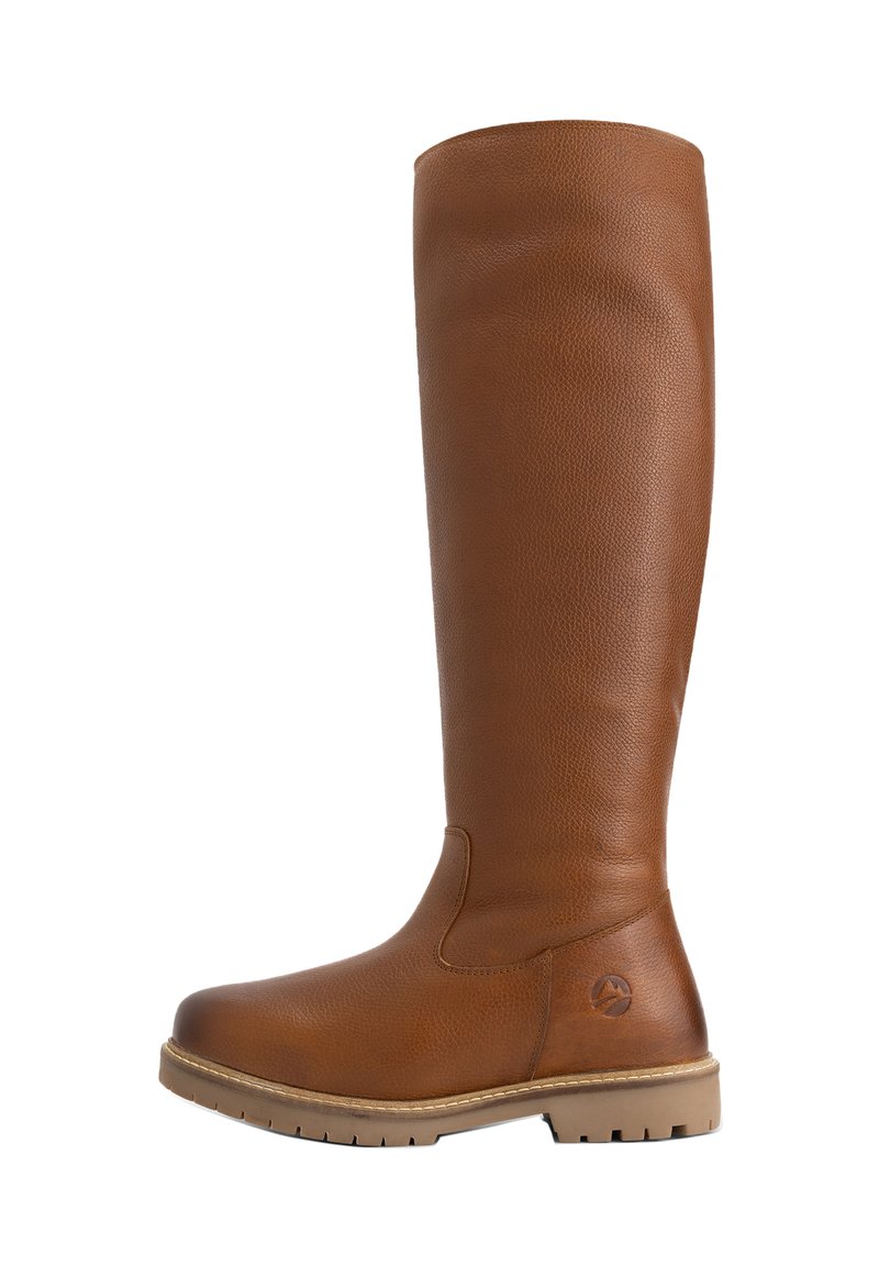 Botte en cuir marron haute avec semelle en caoutchouc plate et bout arrondi, surface texturée et logo en relief près du talon.