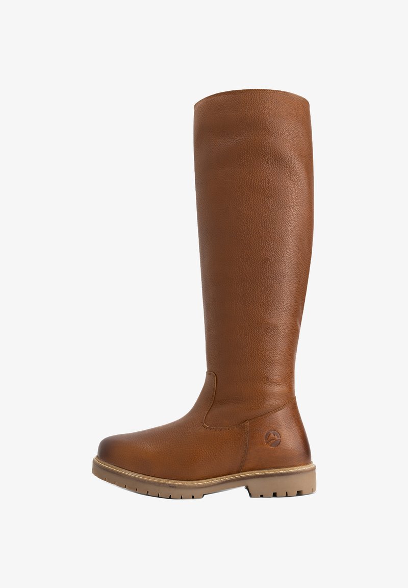 Botte en cuir marron haute avec semelle en caoutchouc plate et bout arrondi, surface texturée et logo en relief près du talon.