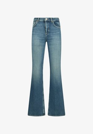 Jean évasé en denim bleu clair avec une taille haute, doté de poches avant et d'une fermeture à bouton unique. Texture usée près de l'ourlet.