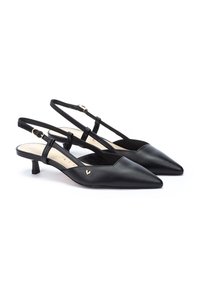 Tacones negros de tipo slingback con punta afilada, hechos de cuero suave. Cuenta con una correa ajustable y un pequeño tacón triangular. Detalle con logo dorado.