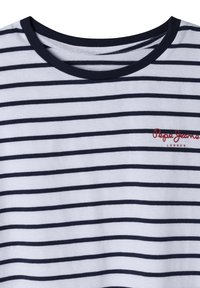 Camiseta de algodón blanca con rayas horizontales en color azul marino, diseño de cuello redondo, que presenta un pequeño logo rojo de "Pepe Jeans" en el pecho.