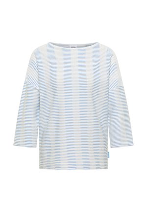 Bílé tričko s dlouhým rukávem s jemným světle modrým vodorovným pruhovaným vzorem a kulatým výstřihem, zobrazené na bílém pozadí.