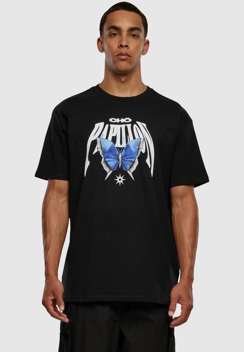 Camiseta de algodón negra con un gráfico de mariposa azul y letras en blanco en negrita. Cuello redondo, mangas cortas, corte relajado.