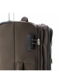 Maleta blanda de color marrón con cierres dobles, un asa ergonómica y un acabado texturizado. Cuenta con una cerradura de combinación en el lateral.