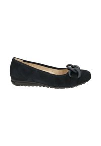 Chaussure plate en daim noir avec bout arrondi et grand détail chaîne noire mate à l'avant, doublure intérieure beige neutre et semelle en caoutchouc.
