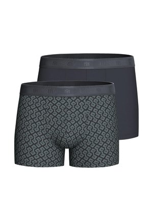 Dos calzoncillos bóxer de hombre, uno en gris oscuro liso y otro con un patrón geométrico de diamantes en gris, ambos con cinturillas elásticas negras.