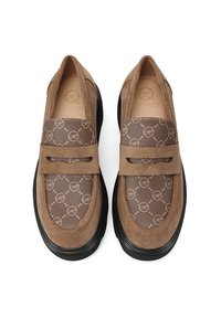 Mocassini in suede marrone con un centro in tessuto a motivo geometrico, suola in gomma nera e una striscia decorativa sulla parte anteriore.